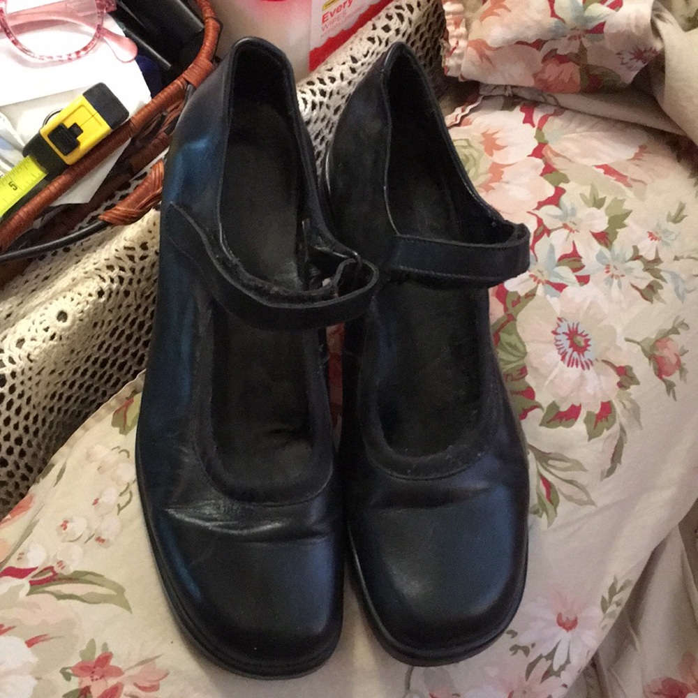 Casual shoes with Velcro top closure. Butter soft leather.